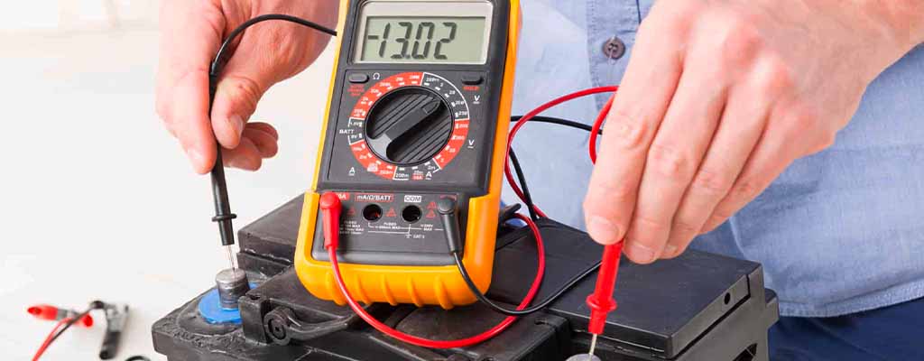 Fotografija prikazuje test akumulatorja, ko se preverja delovanje akumulatorja za avto.