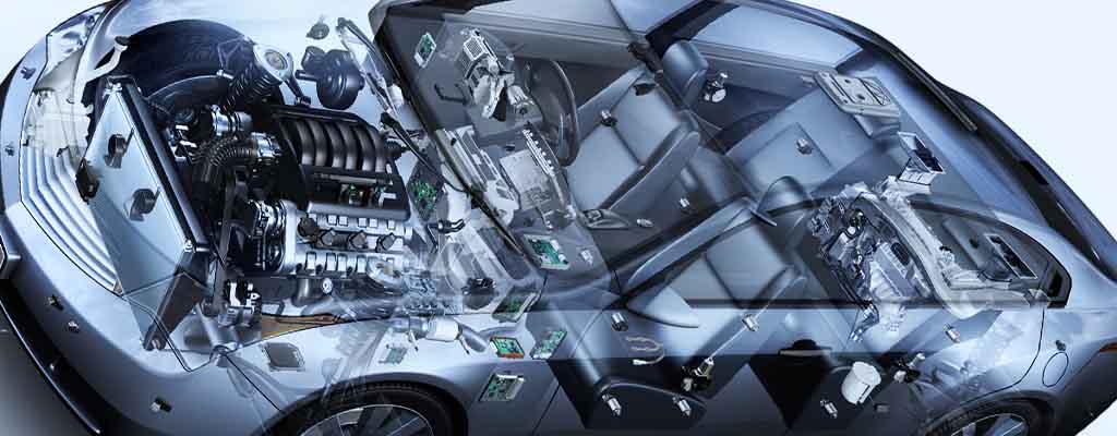 Fotografija prikazuje vso avtoelektriko v avtu, ki zajema tudi štarter, zaganjač, alternator itd.