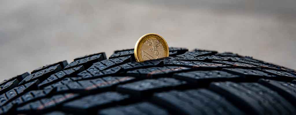 Fotografija prikazuje profil zimske gume, ki v nekaterih državah v tujini znaša 4 mm.