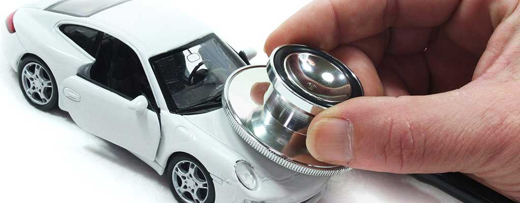 Fotografija prikazuje pregled avtomobila, ki vam ga ugodno servisirajo v Avtocentru Avtostop v Ljubljani-Šiška.