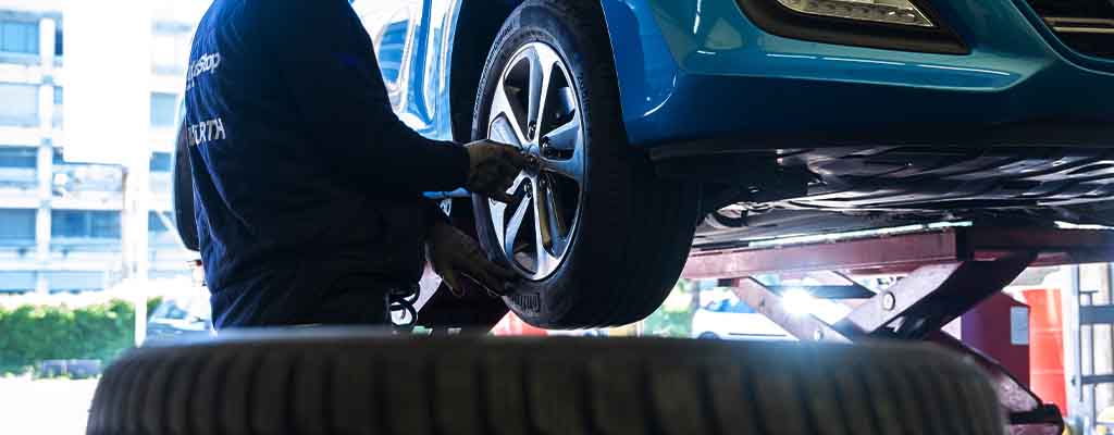 Na fotografiji je menjava gum, ki jo ravnokrat vulkanizer opravlja v Avtocentru Avtostop v Ljubljani.