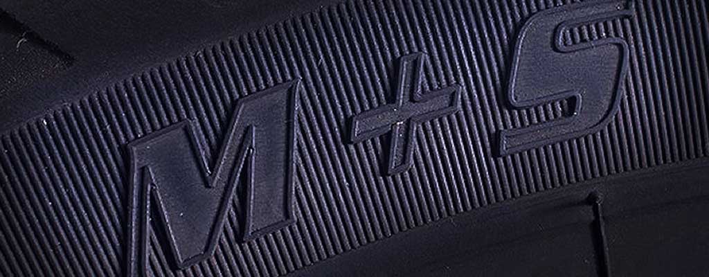 Fotografija prikazuje zimske gume, ki imajo oznako na bočnici M+S, ki dokazujejo, da gre za zimsko pnevmatiko.