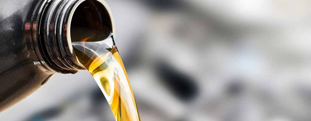 Fotografija prikazuje motorno olje, ki ga menjamo v Avtocentru Avtostop v Ljubljani.