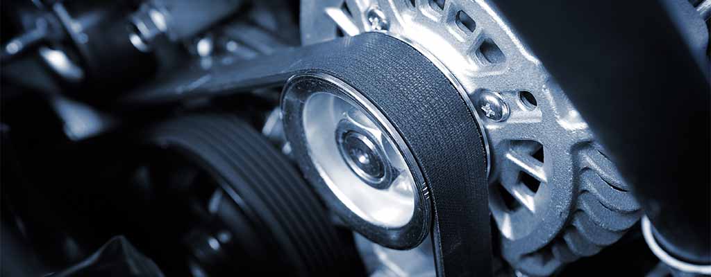 Fotografija prikazuje zobati jermen, ki v Avtocentru Avtostop v Ljubljani opravijo ugodno menjavo zobatega jermena.