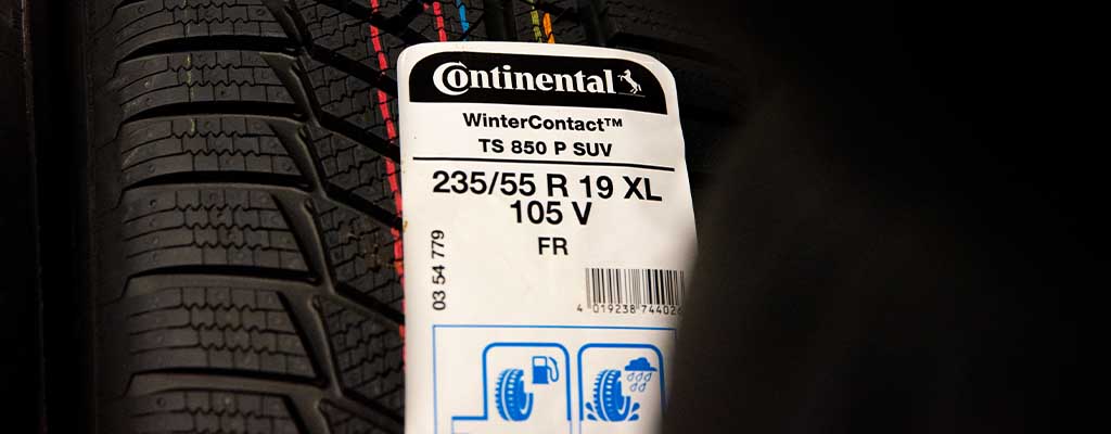 Na fotografiji je oznaka na gumah, ki pove leto izdelave (dot), m+s, xl.