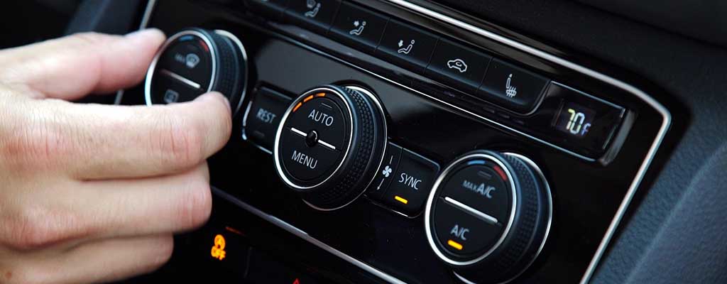 Fotografija prikazuje avto klimo, ki v poletni vročini največkrat potrebuje polnjenje, servis ali dezinfekcijo avtoklime.