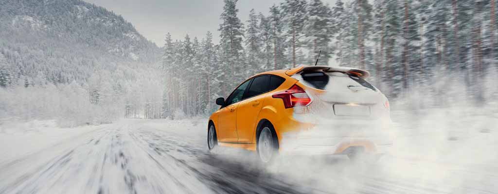 Fotografija prikazuje avto v zimskih razmerah, ko ima dolito tekočino za vetrobransko steklo, antifriz, snežne verige in poln akumulator.