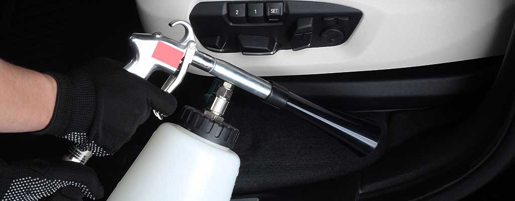 Fotografija prikazuje ročno čiščenje avta in globinsko čiščenje avto sedežev.