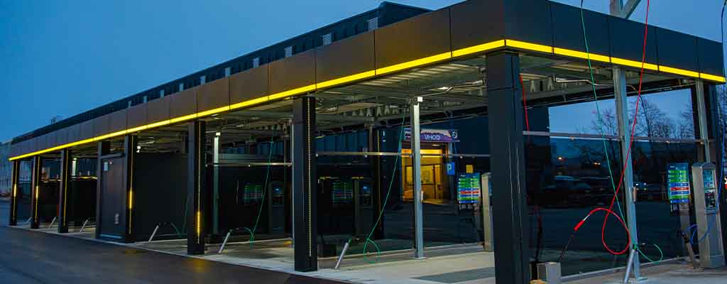 Fotografija prikazuje samopostrežno avtopralnico Avtostop, ki je v Ljubljani, blizu BTC in Bauhausa.