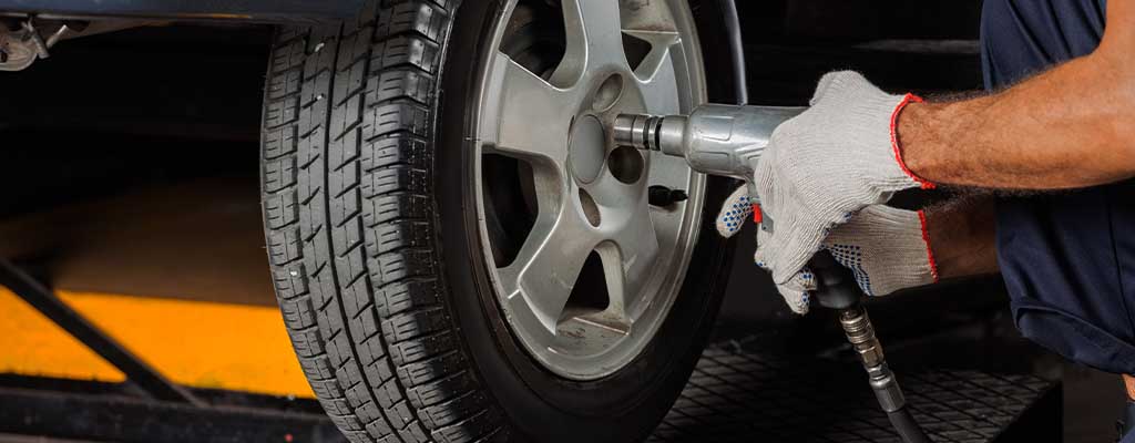 Na fotografiji je vulkanizer, ki opravlja menjavo gum.