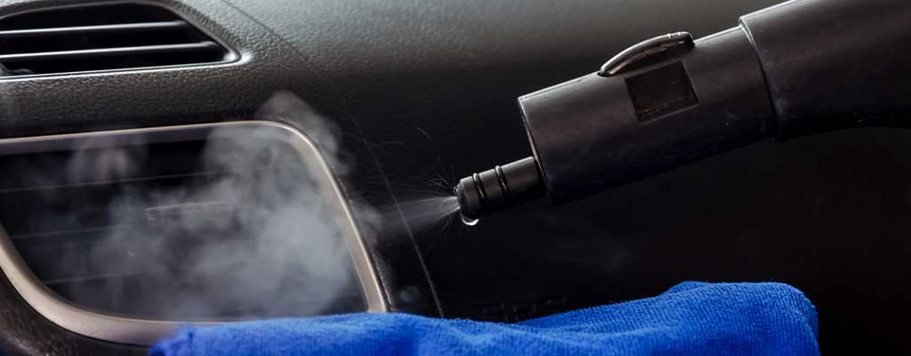 Fotografija prikazuje dezinfekcijo klime v avtu.
