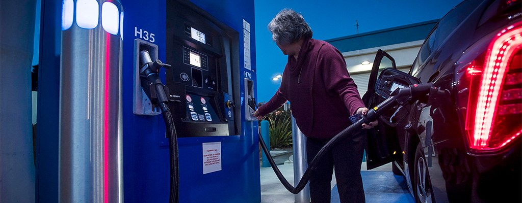 Fotografija prikazuje polnjenje goriva na bencinski črpalki.