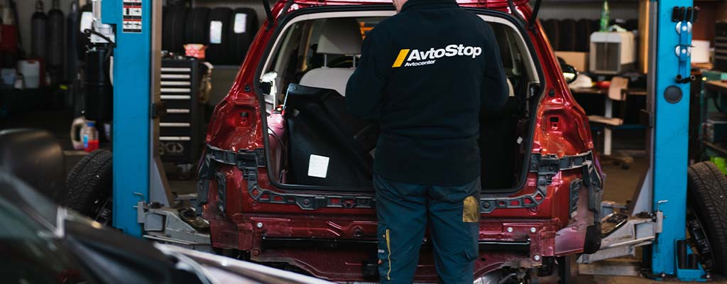 Fotografija prikazuje montažo vlečne kljuke, ki jo strokovno in ugodno opravljajo v Avtocentru Avtostop.