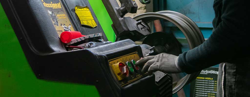 Fotografija prikazuje ravnanje platišč, kot ga strokovno opravljajo v Avtocentru Avtostop v Ljubljani.