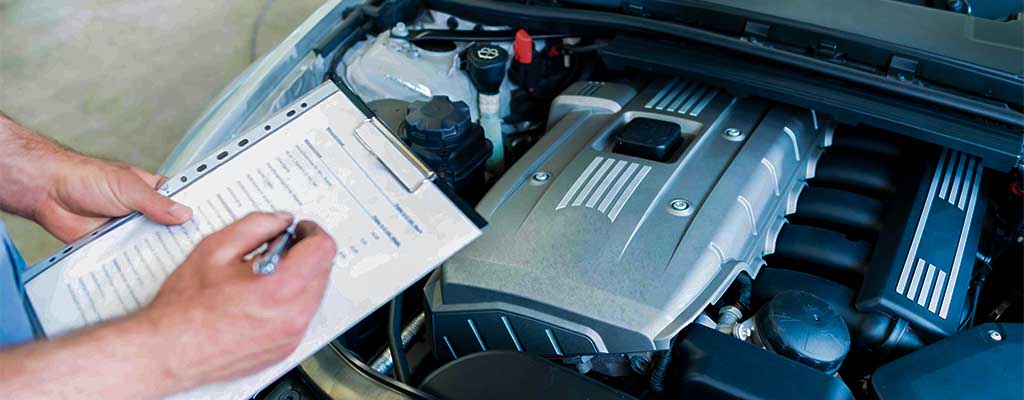 Fotografija prikazuje spomladansko pripravo avta na toplejše dni, kjer se preveri delovanje motorja.