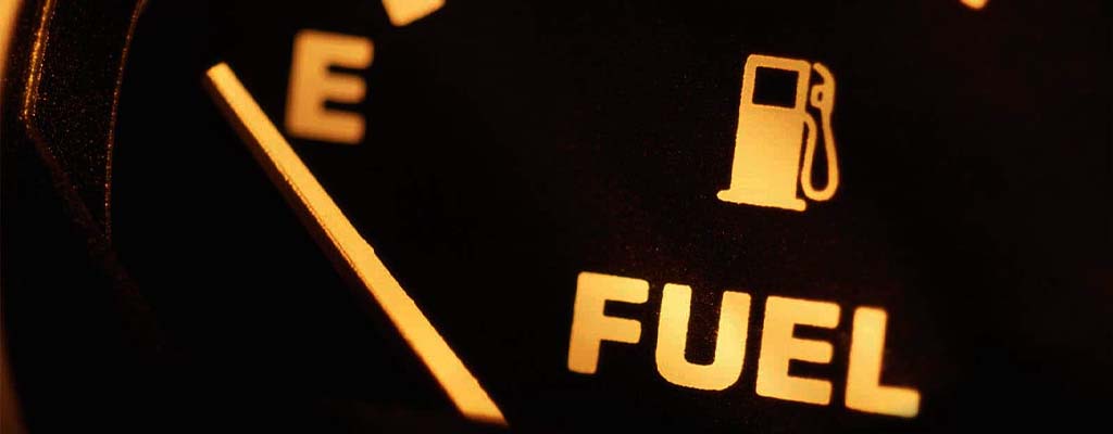 Na fotografiji je merilec goriva, ki kaže prazen rezervoar.
