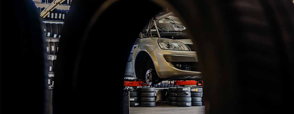 Na fotografiji je menjava gum, ki jo opravljamo v Avtostopu v Ljubljani.