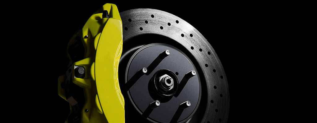 Na fotografiji so zavorni diski in zavorne ploščice, ki jih po ugodni ceni menjamo v Avtostopu v Ljubljani.