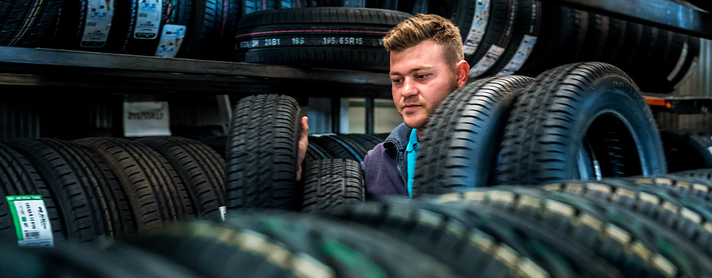 Na fotografiji je vulkanizer iz Avtocentra Avtostop, pri prenosu novih avto gum.