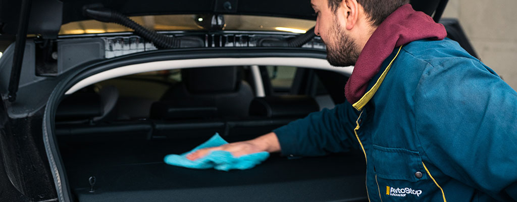 Fotografija prikazuje čiščenje avtomobila v ročni avtopralnici Avtostop na Devovi 18 v Ljubljani.