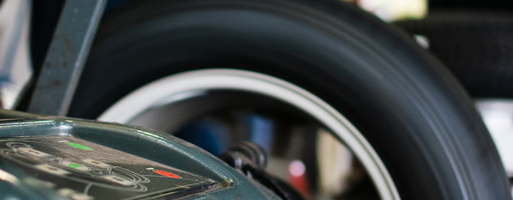 Na fotografiji je centriranje gum, ki ga opravljajo v Avtocentru Avtostop v Ljubljana-Šiška.