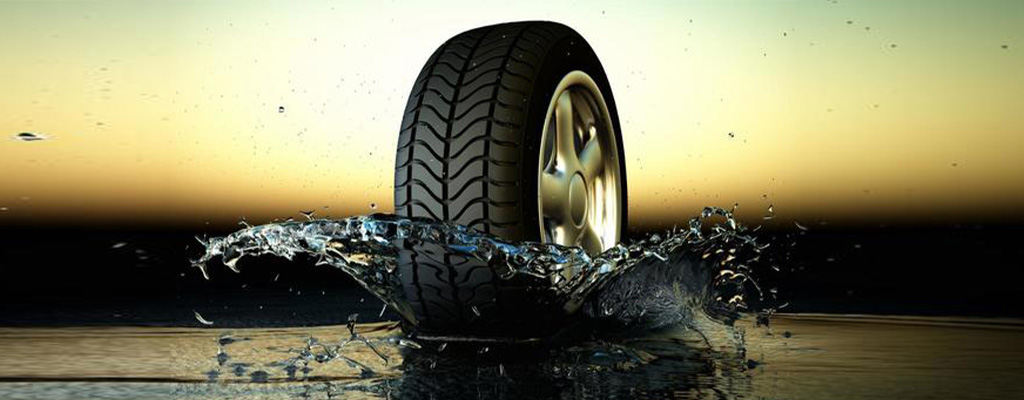 Na fotografiji je letna pnevmatika, ki vozi na mokrem vozišču.