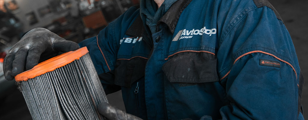 Na fotografiji je avtomehanik iz Avtocentra Avtostop v Ljubljani, ko opravlja menjavo filtra v avtu.