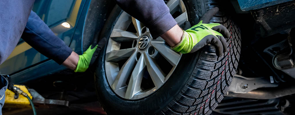 Fotografija prikazuje menjavo zimskih gum za letne pri priznanem vulkanizerju v Ljubljani - Avtocenter Avtostop.