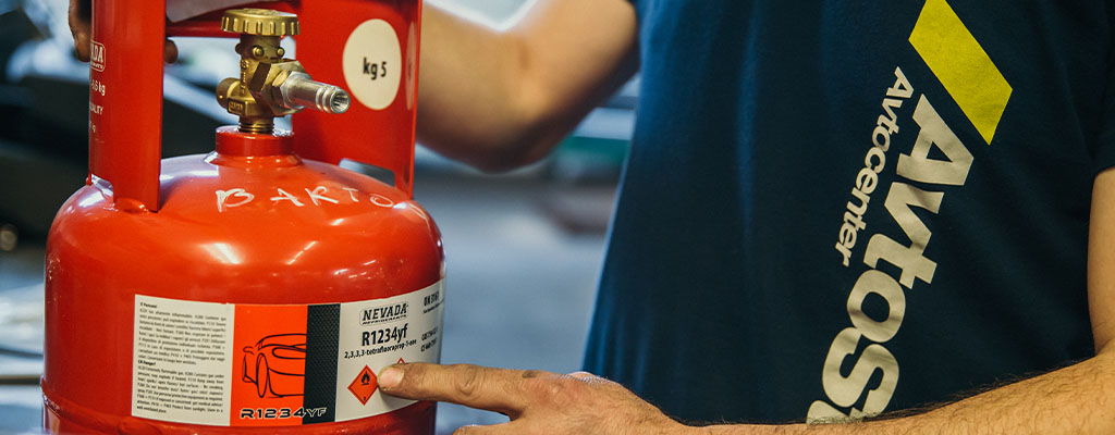 Fotografija prikazuje novi plin r1234yf, s katerim polnimo avtoklimo v Avtocentru Avtostop v Ljubljani.