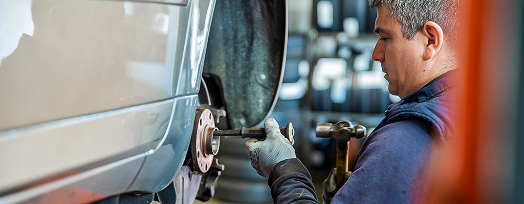 Na fotografiji je mehanik iz Avtocentra Avtostop pri opravljanju servisa avta.