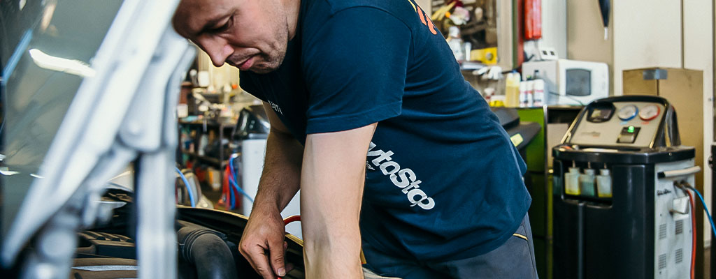 Na fotografiji je mehanik iz Avtocentra Avtostop pri servisu avtoklime.