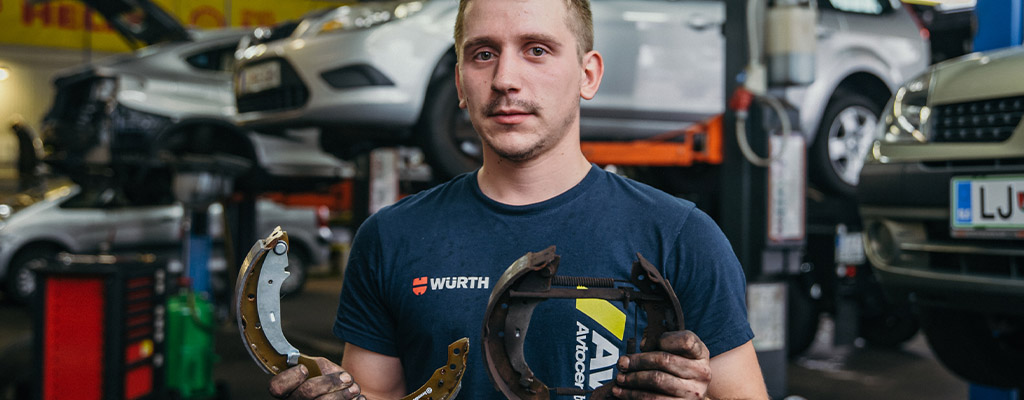 Na fotografiji je avtomehanik iz Avtostopa, pri opravljanju velikega servisa avta.