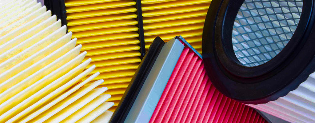 Na fotografiji je več zračnih filtrov (kabinski filter), ki vam jih po ugodni ceni zamenjajo v Avtocentru Avtostop v Ljubljani.