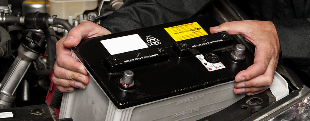 Na fotografiji je akumulator, ki ga menjajo za novega.