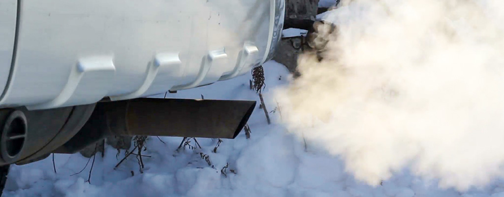 Na fotografiji je avto v prostem teku, pozimi, ko ga lastnik ogreva predno prične z vožnjo.