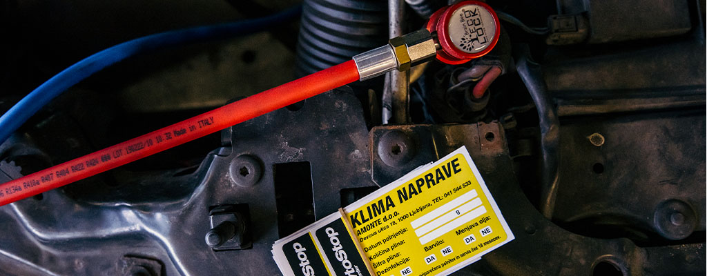 Na fotografiji je servisni listek, da je bil opravljen servis klime s polnjenjem.