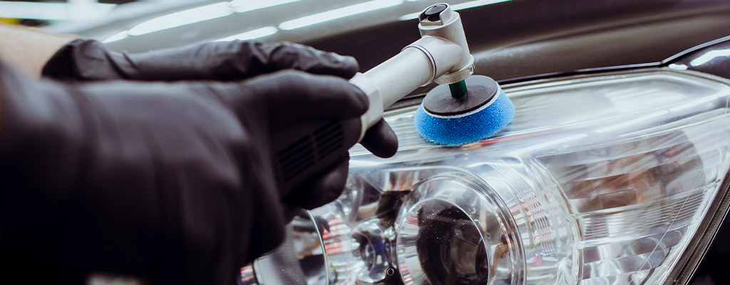 Fotografija prikazuje poliranje žarometov, ki jo strokovno in po ugodni ceni opravljajo v Avtocentru Avtostop v Ljubljani.