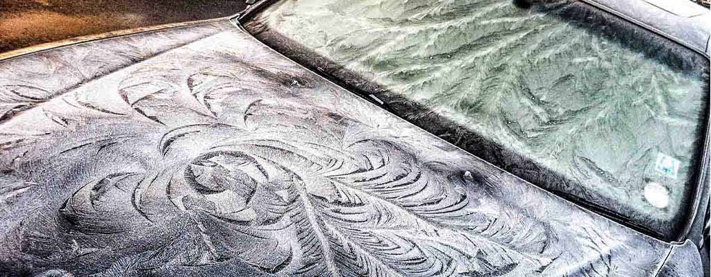 Na fotografiji je zamrznjeno vetrobransko steklo, ki je pogost pojav pozimi.